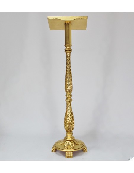 Atril de madera acabado en pan de oro con motivos vegetales.

Altura: 126 cm.
Posalibro: 26 x 34 cm.


