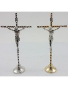 Crucifijo de sobremesa en metal. Modelo disponible en plata y dorado. Crucifico metálico con Jesús Cristo. Consta de una peana 
