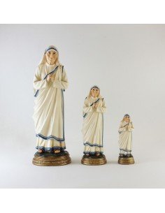 Imagen en resina de Santa Teresa de Calcuta o Madre Teresa de Calcuta. 
Diferentes medidas disponibles, viste togas blancas de